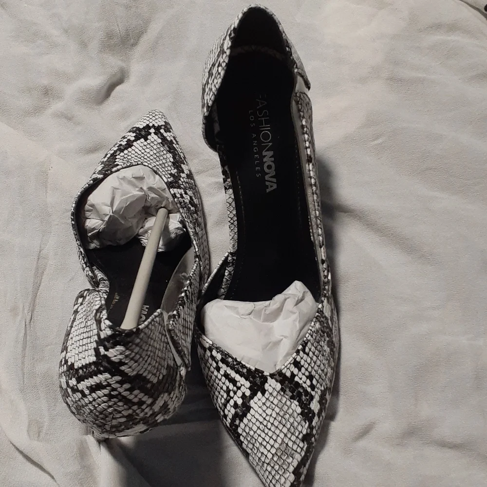 Fashionable snakeskin 8.5 heel shoes - Picture 3 of 11
